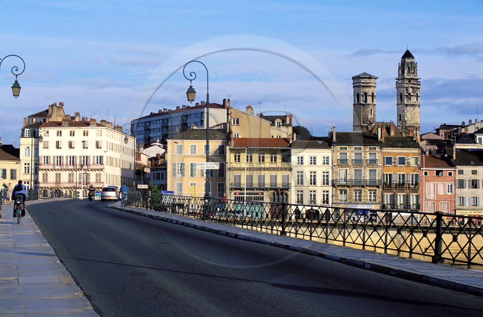 France, Saône-et-Loire (71), Mâcon, le pont Saint-Vincent, la Saône et le quartier du vieux Saint-Vincent