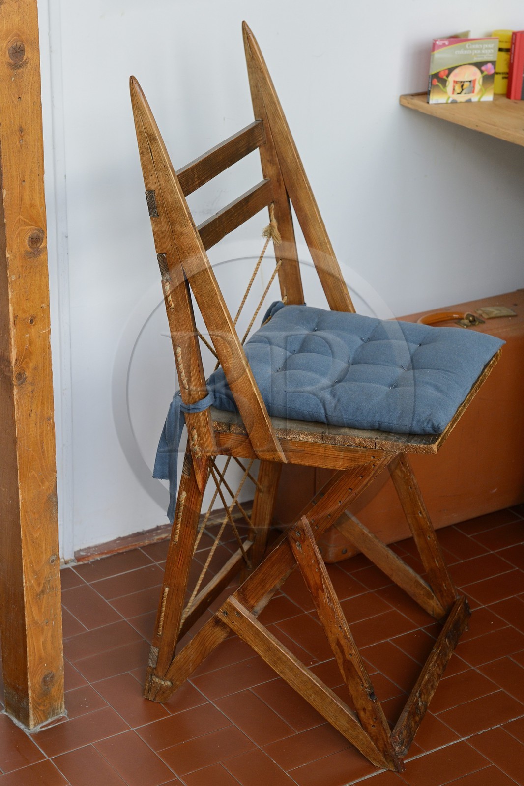 Paris (75), Cité Véron au 94 Bd de Clichy, appartement de Boris Vian, chaise en équerres pointues imaginée et fabriquée par Vian qui ne trouvait pas de chaise à sa taille
