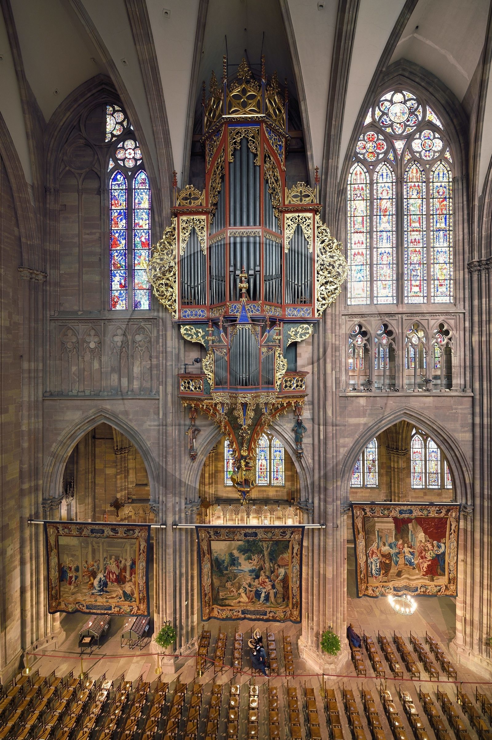 France, Bas-Rhin (67), Strasbourg, vieille ville classée au Patrimoine Mondial de l'UNESCO, la cathédrale Notre-Dame, le grand orgue au niveau de triforium et les Scènes de la vie de la Vierge réalisées à la demande de Richelieu sont une série de quatorze tapisseries suspendues dans la nef durant la période de l'Avent