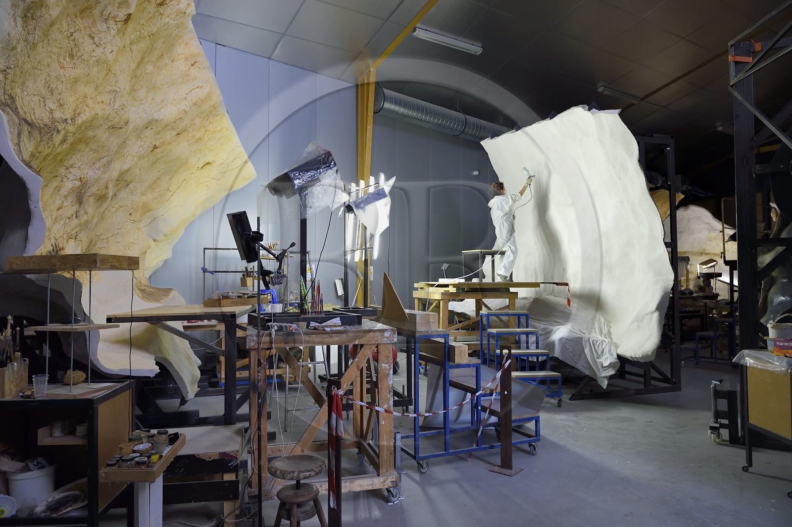 France, Dordogne (24), Montignac, l’Atelier des Fac-Similés du Périgord (AFSP) spécialisé dans la reproduction minérale de parois ornées de la préhistoire et en charge de la reconstitution fidèle des parois de la grotte de Lascaux, projection de voile de pierre sur la structure, mention obligatoire Atelier des Fac-Similés du Périgord