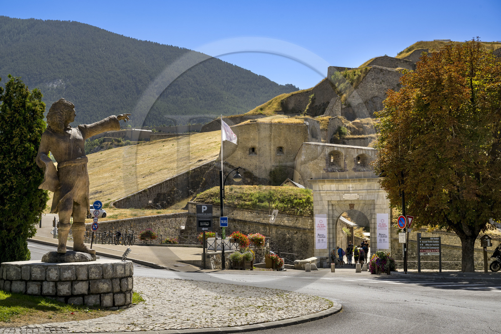 France, Hautes Alpes (05), Briançon, site Vauban classé Patrimoine Mondial de l'UNESCO, statue de Vauban désignant sa citadelle et la porte de Pignerol à l'entrée vieille ville