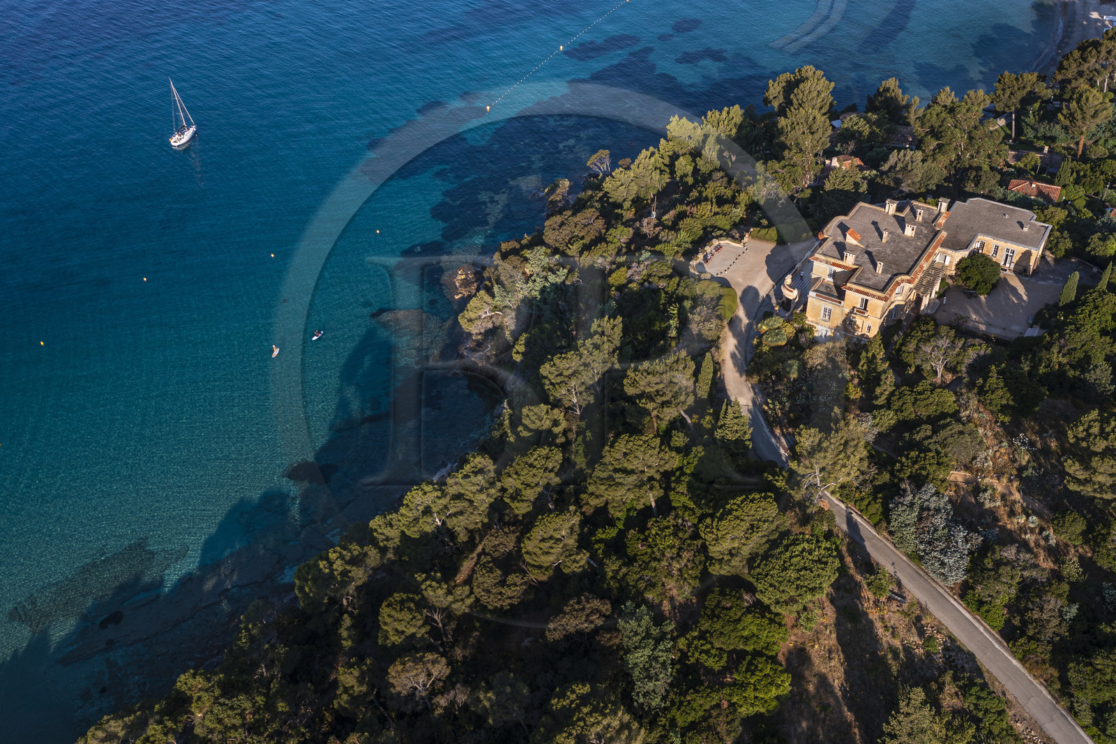 France, Var (83), Rayol-Canadel-sur-Mer, Domaine du Rayol, propriété du conservatoire du littoral mention obligatoire, le jardin des Méditerranées conçu par le paysagiste Gilles Clément, la maison principale l'Hôtel de la Mer (vue aérienne)