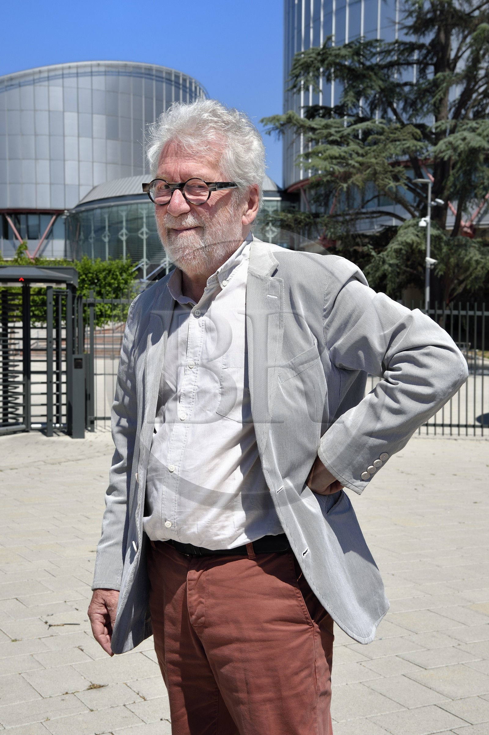 France, Bas-Rhin (67), Strasbourg, quartier européen, l'architecte Claude Bucher devant le batiment de la Cour européenne des droits de l'homme qu'il a conçu avec l'architecte Richard Rogers