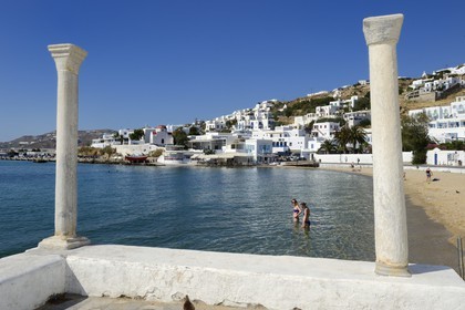 Grèce, Les Cyclades, mer Égée, île de Mykonos, la plage de Chora (Mykonos town)