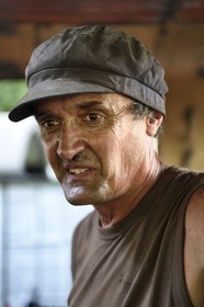 France, Alpes-Maritimes (06), Puget Théniers, locomotive en chauffe, dans la cabine, Frederic Laugier bénévole du G.E.C.P. qui restaure et exploite le Train des Pignes, aujourd'hui chauffeur