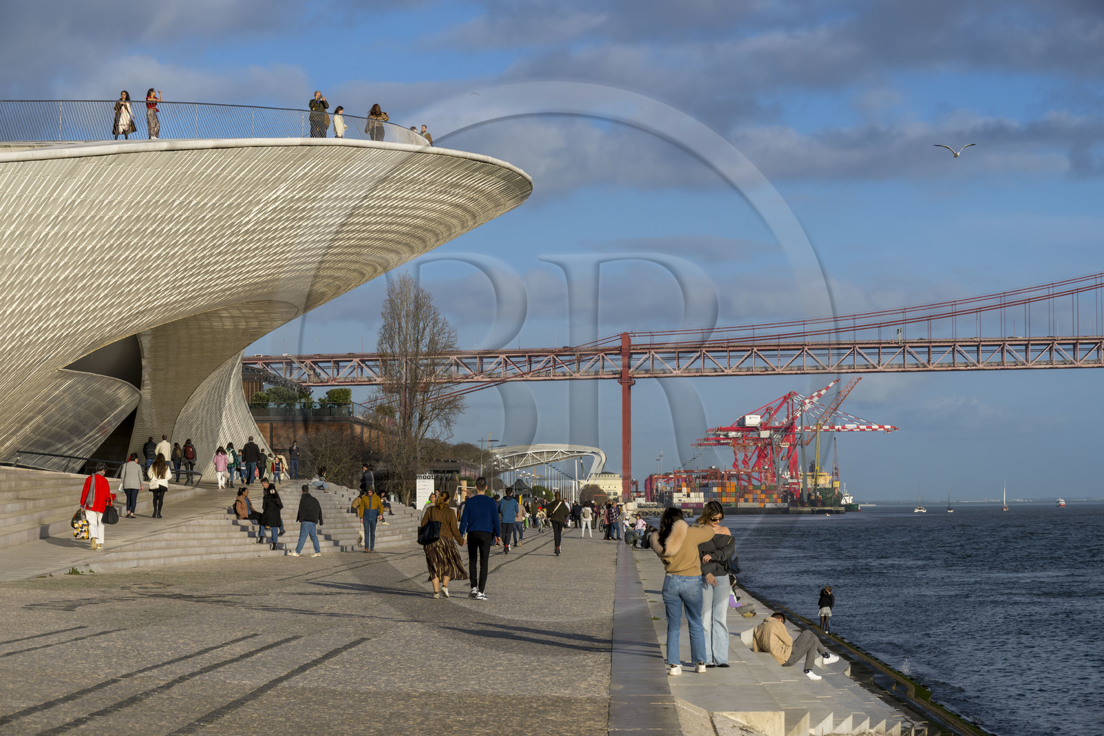 Portugal, Lisbonne, quartier de Belem, MAAT (Musée d'Art, Architecture et Technologie ou Museu de Arte, Arquitetura e Tecnologia) sur les bords du Tage, inauguré en 2016 et conçu par l'architecte britannique Amanda Levete, le pont Ponte 25 de Abril en arrière plan