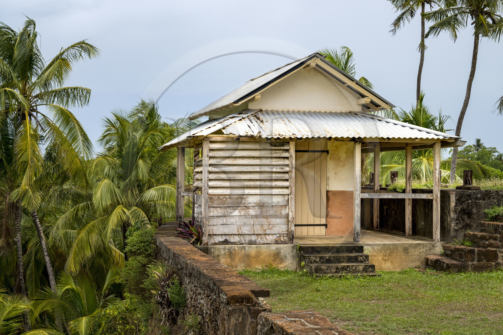 France, Guyane, Kourou, Iles du Salut, Ile Royale, la case du veilleur stationnaire jouxtant le sémaphore aujourd'hui disparu qui permettait de communiquer avec la tour de Kourou, le prisonnier Guillaume Seznec a notament occupé ce poste