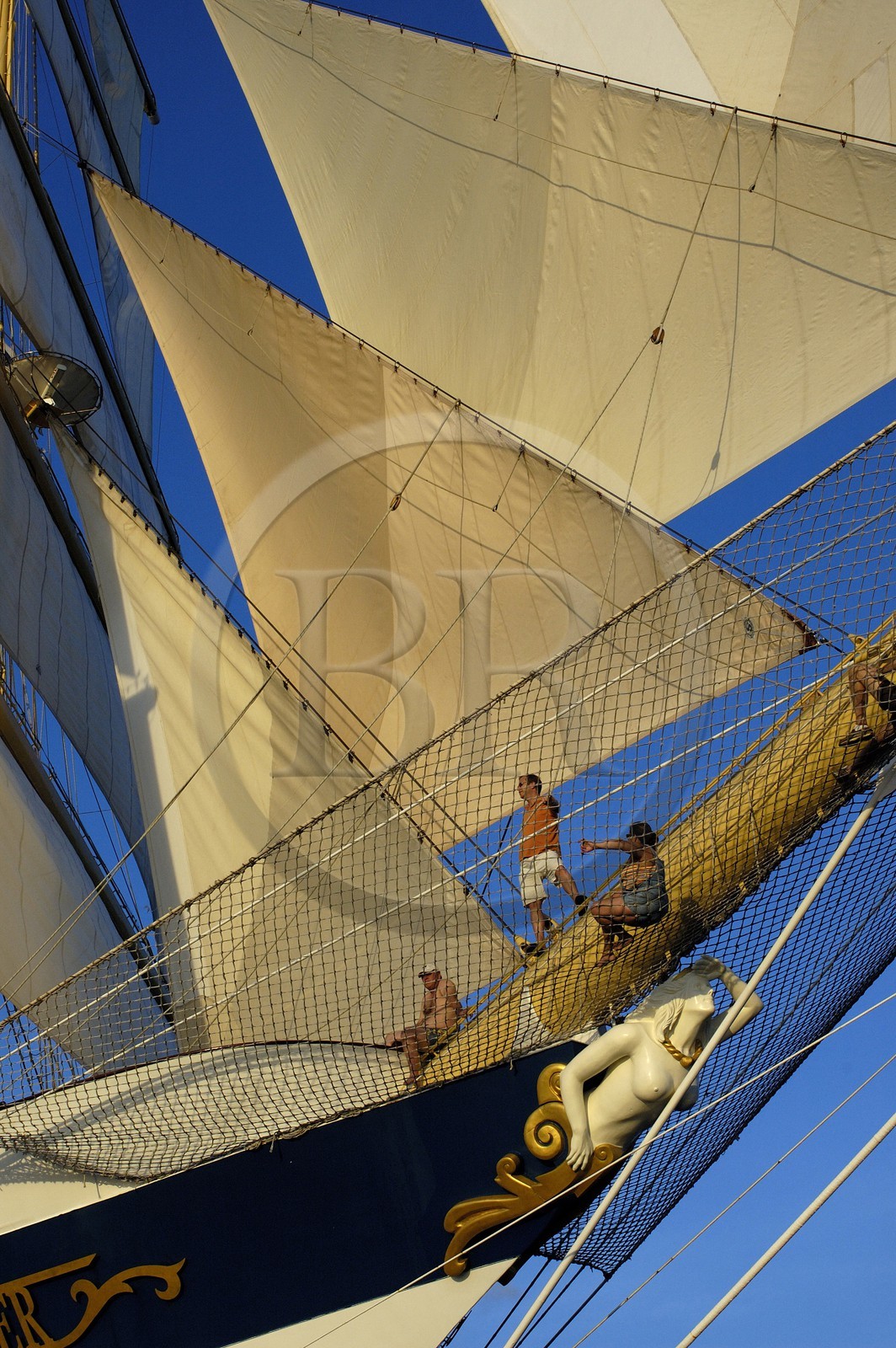 Caraïbes, la proue du SPV Royal Clipper toutes voiles dehors avec des passagers dans le filet