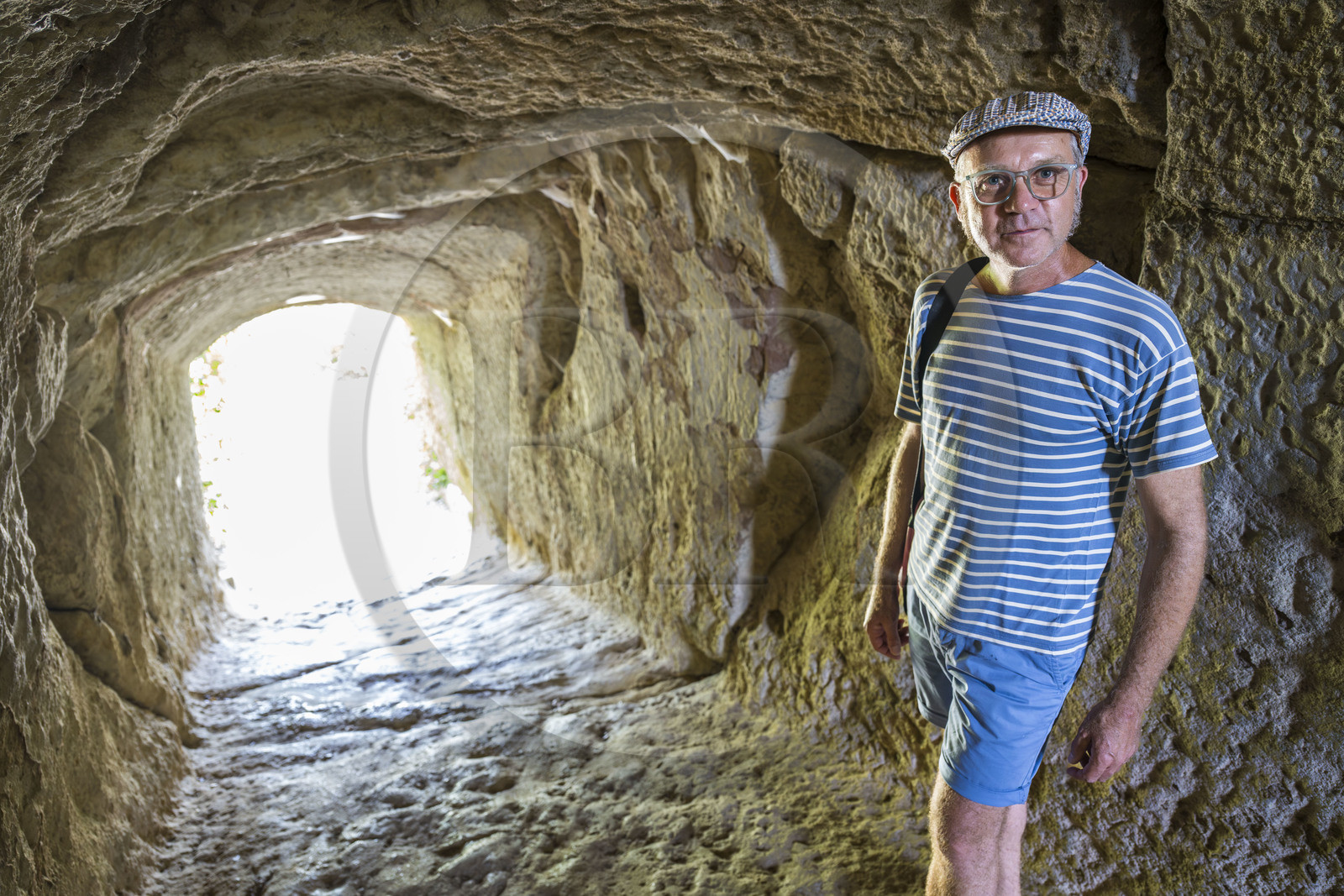 France, Vaucluse (84), Vaison-la-Romaine, site archéologique de Puymin, tunnel d'accès au theatre antique (Ier siècle) creusé dans la roche de la colline dès l'antiquité, Jean-Marc Mignon, archéologue et attaché principal de conservation du patrimoine du Vaucluse