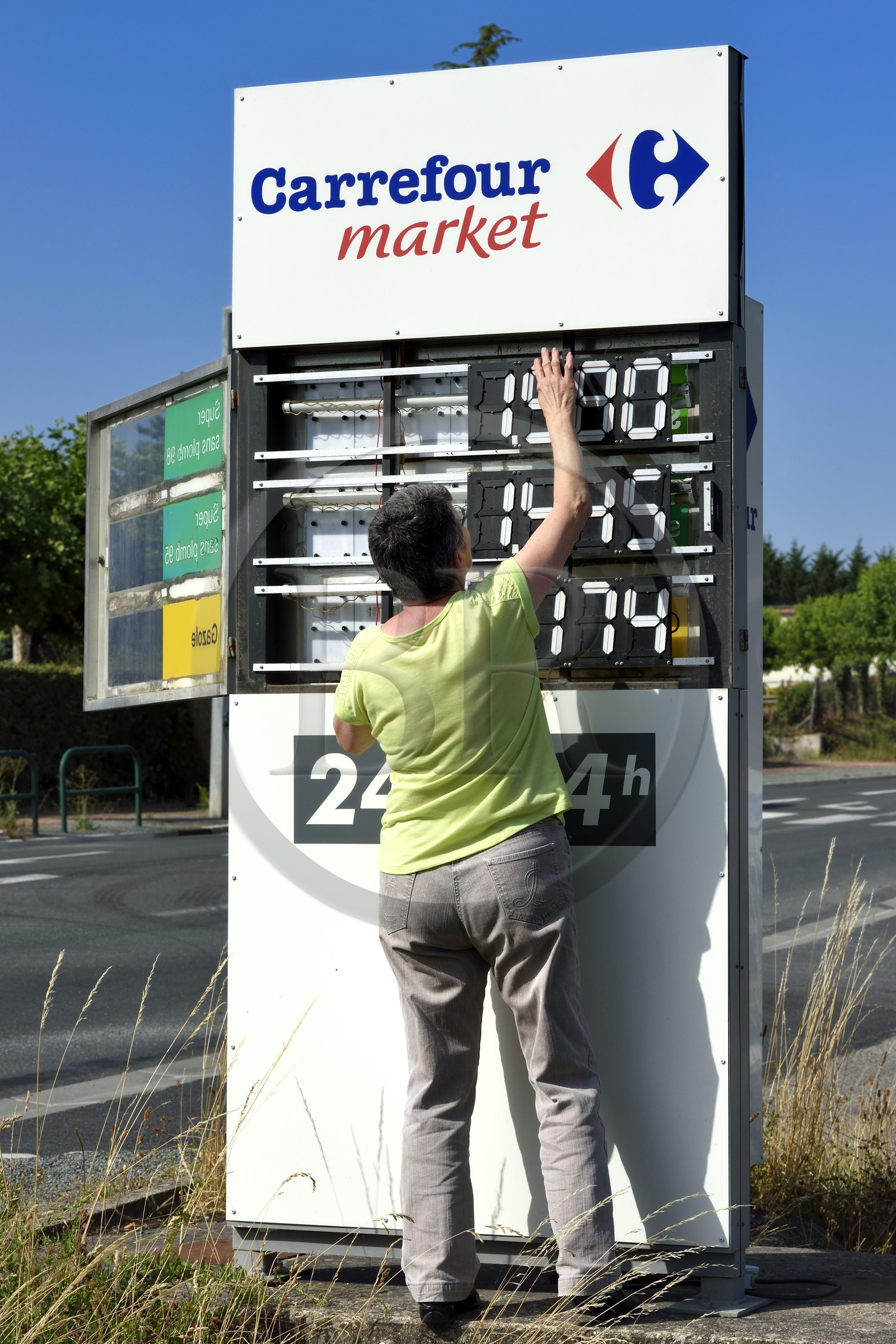 France, Dordogne (24), Thivier, panneau indicateur de prix de l'essence d'une grande surface