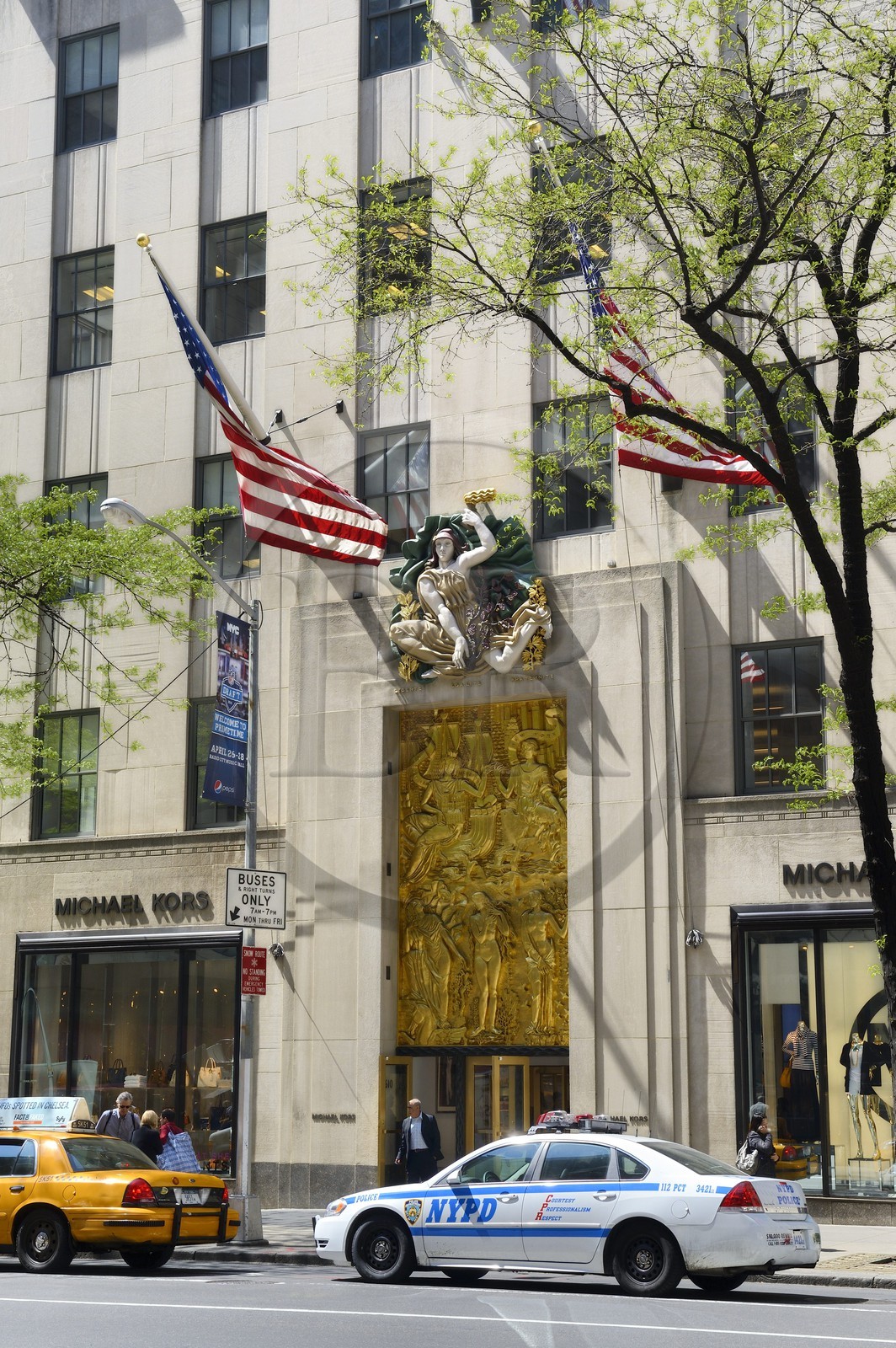 Etats-Unis, New York, Manhattan, Midtown, 5eme Avenue, une des portes Art déco du Rockefeller Center