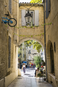 France, Hérault (34), Montpellier, centre historique appelé l’Ecusson, street art rue Voltaire, un des vélos encastrés dans les murs de la ville par l'artiste Monsieur BMX