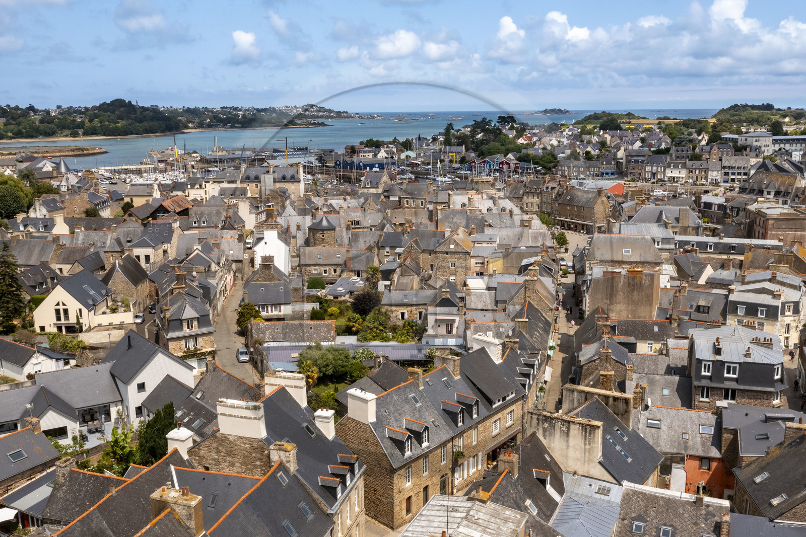 France, Cotes d'Armor, Paimpol, la vieille ville et l'anse de Paimpol (vue aérienne)