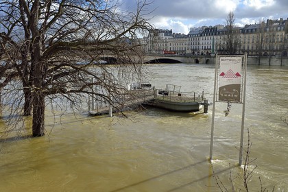 France, Paris (75), les rives de la Seine, classées Patrimoine Mondial de l'UNESCO, la crue de la Seine de janvier 2018, l'arrêt du Batobus du quai du Louvre, en arrière plan le pont du Carrousel