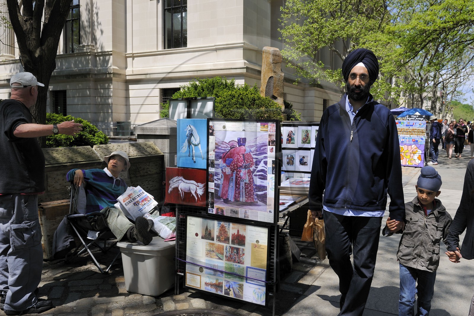 Etats-Unis, New York, Manhattan, Upper East side, famille sikh devant l'etal d'un artist chinois sur Central Park East