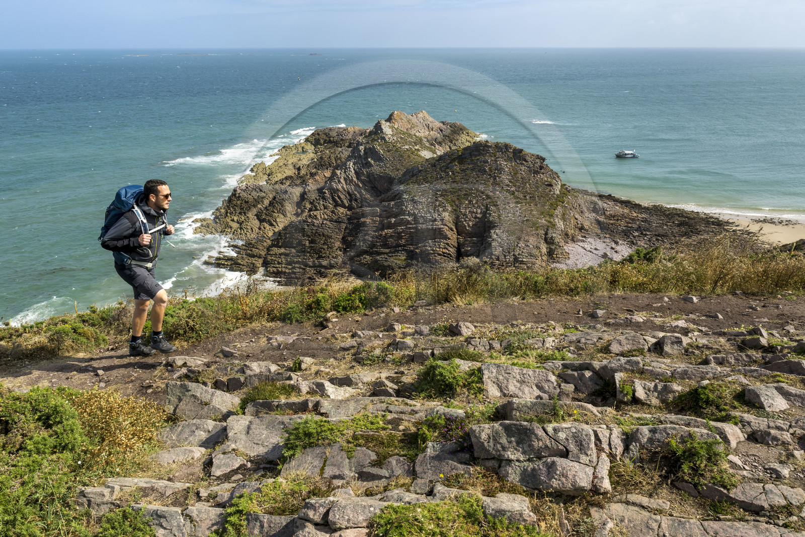 France, Côtes d'Armor (22), Grand Site de France Cap d'Erquy – Cap Fréhel, Erquy, randonneurs sur le chemin de Grande Randonnée GR34 à la Pointe du Cap d'Erquy
