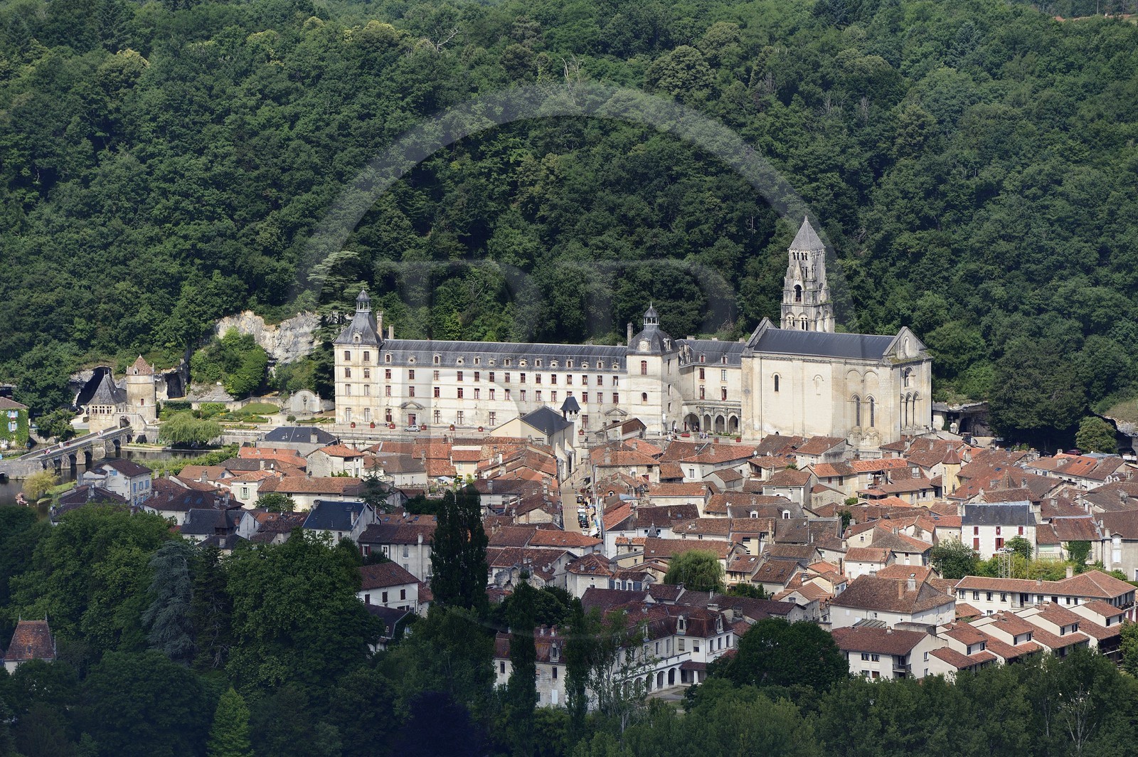 France, Dordogne (24), Brantôme, l'abbaye bénédictine Saint-Pierre en bordure de la Dronne et le village (vue aérienne)