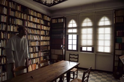 France, Var (83), France, Var (83), Plan-d'Aups-Sainte-Baume, parc naturel régional de la Sainte-Baume, massif de la Sainte-Baume, Frère Patrick-Marie Bozo, le prieur de la communauté des dominicains de la Sainte-Baume, dans la bibliothèque du couvent de la grotte sanctuaire de Sainte Marie-Madeleine