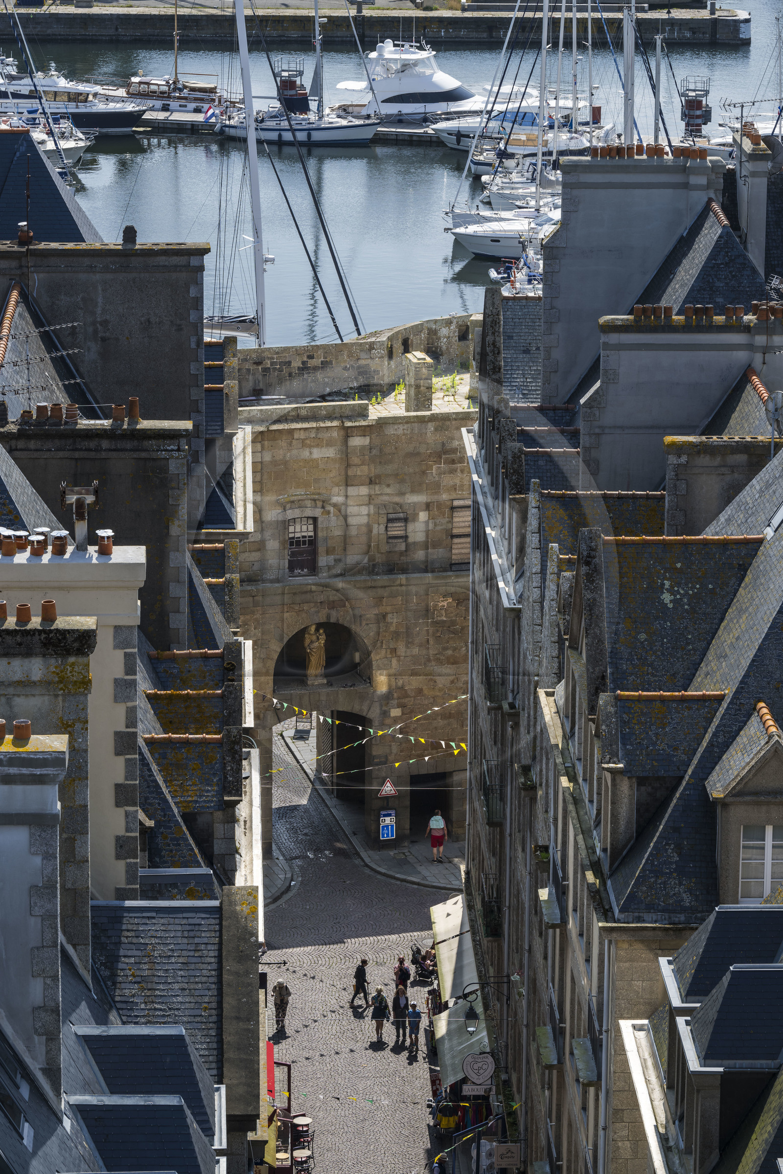 France, Ille-et-Vilaine (35), Côte d'Emeraude, Saint-Malo intra-muros, la Grand' Porte et les remparts au bout de la Grand rue