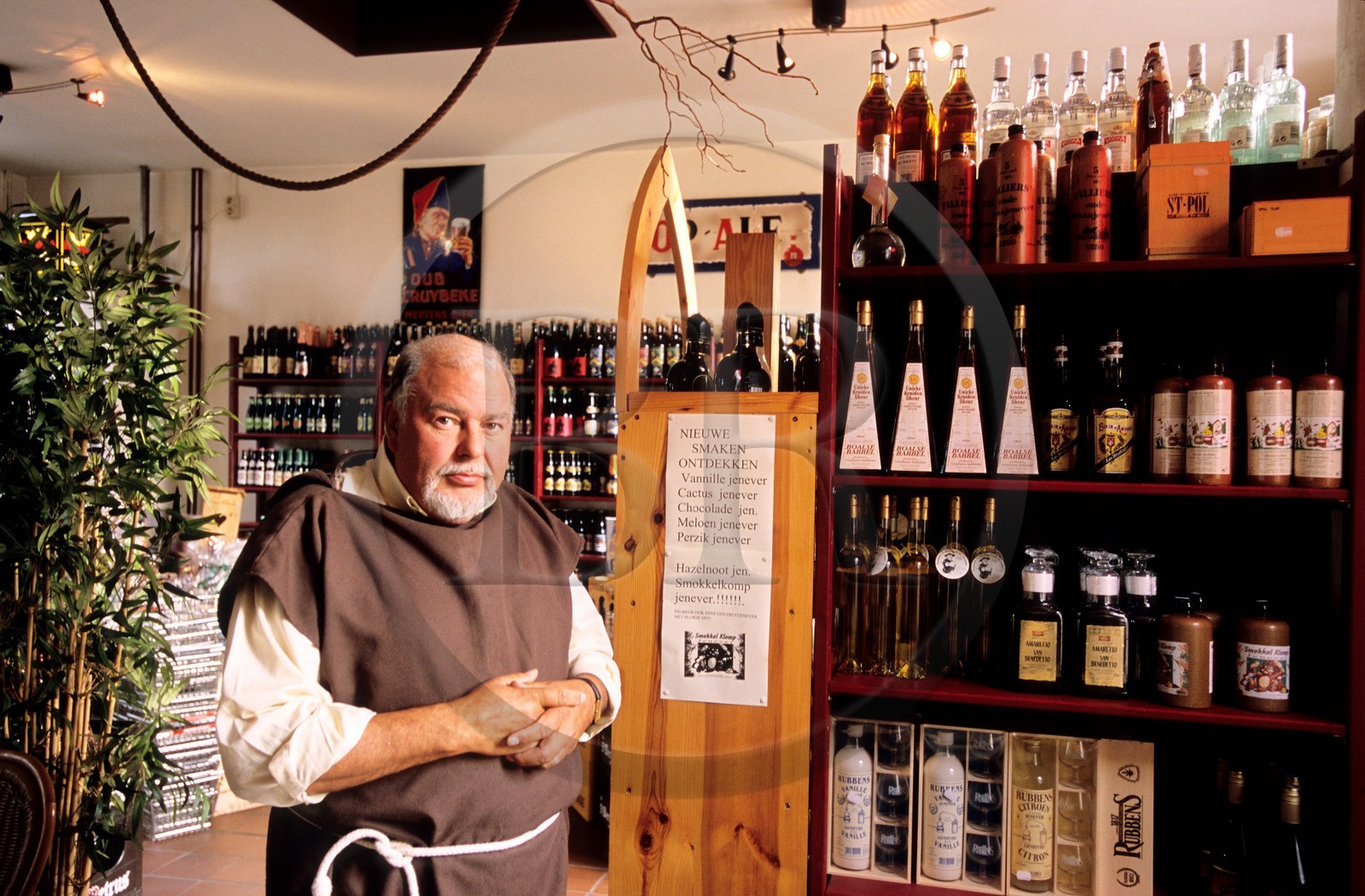 Belgique, Flandre, village de Baarle-Hertog   Baarle-Nassau, la maison de la bière Het Brouwershuis et son patron déguisé souvent en moine trappiste