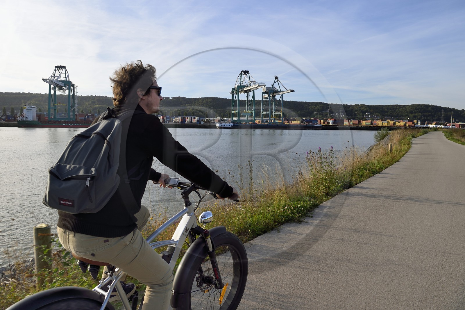 France, Seine-Maritime, Norman Seine River Meanders Regional Nature Park, Hautot sur Seine, cyclist on the veloroute facing the Grand Port Maritime of Rouen