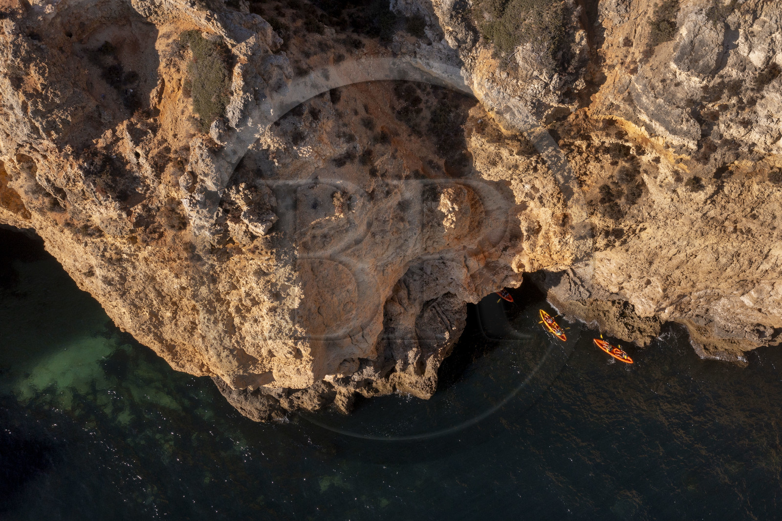 Portugal, Algarve, Lagos, découverte en kayak des grottes dans les falaises escarpées de la Ponta da Piedade (vue aérienne)