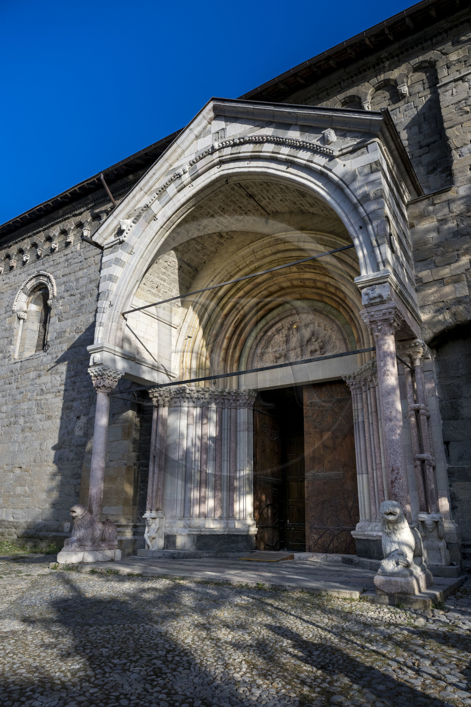 France, Hautes Alpes (05), Embrun, la cathédrale Notre Dame du Real du XII siecle, le protiro nommé porche du Réal ou des Rois Mages de style lombard décoré de deux lions