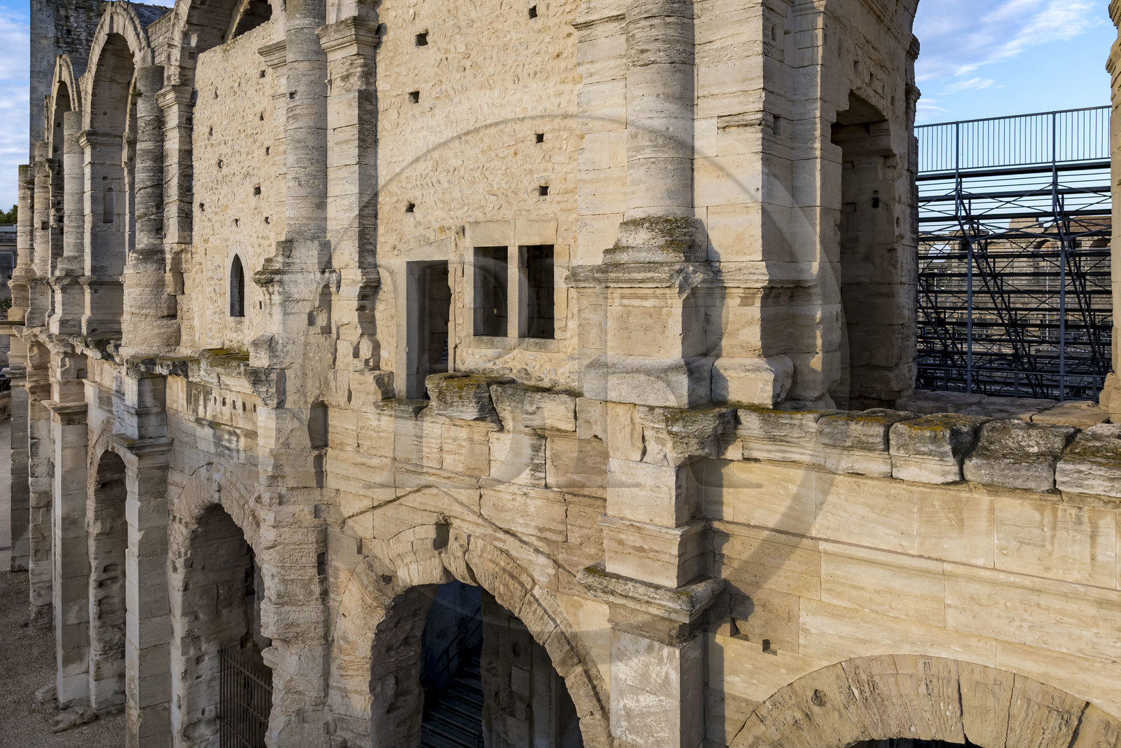 France, Bouches-du-Rhône (13), Arles, les Arènes, amphithéatre romain construit vers 80-90 apr. J.-C., classé Patrimoine Mondial de l'UNESCO, les deux galeries extérieures avec les modifications de l'époque médiévale (vue aérienne)