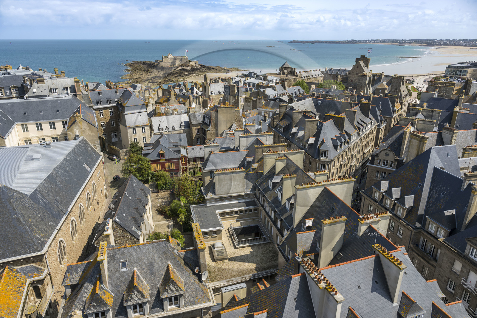 France, Ille-et-Vilaine (35), Côte d'Emeraude, Saint-Malo intra-muros, vue sur la ville depuis le haut du clocher de la cathédrale vers le Nord, le Fort National et le chateau en arrière plan
