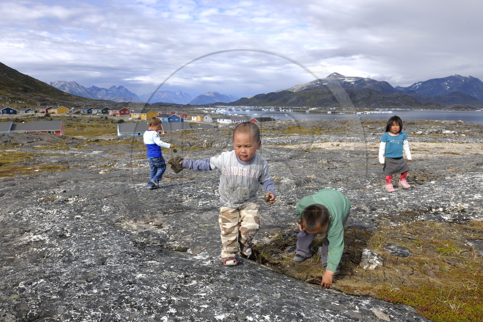 Groenland, ville de Nanortalik, jeux d'enfants Inuit