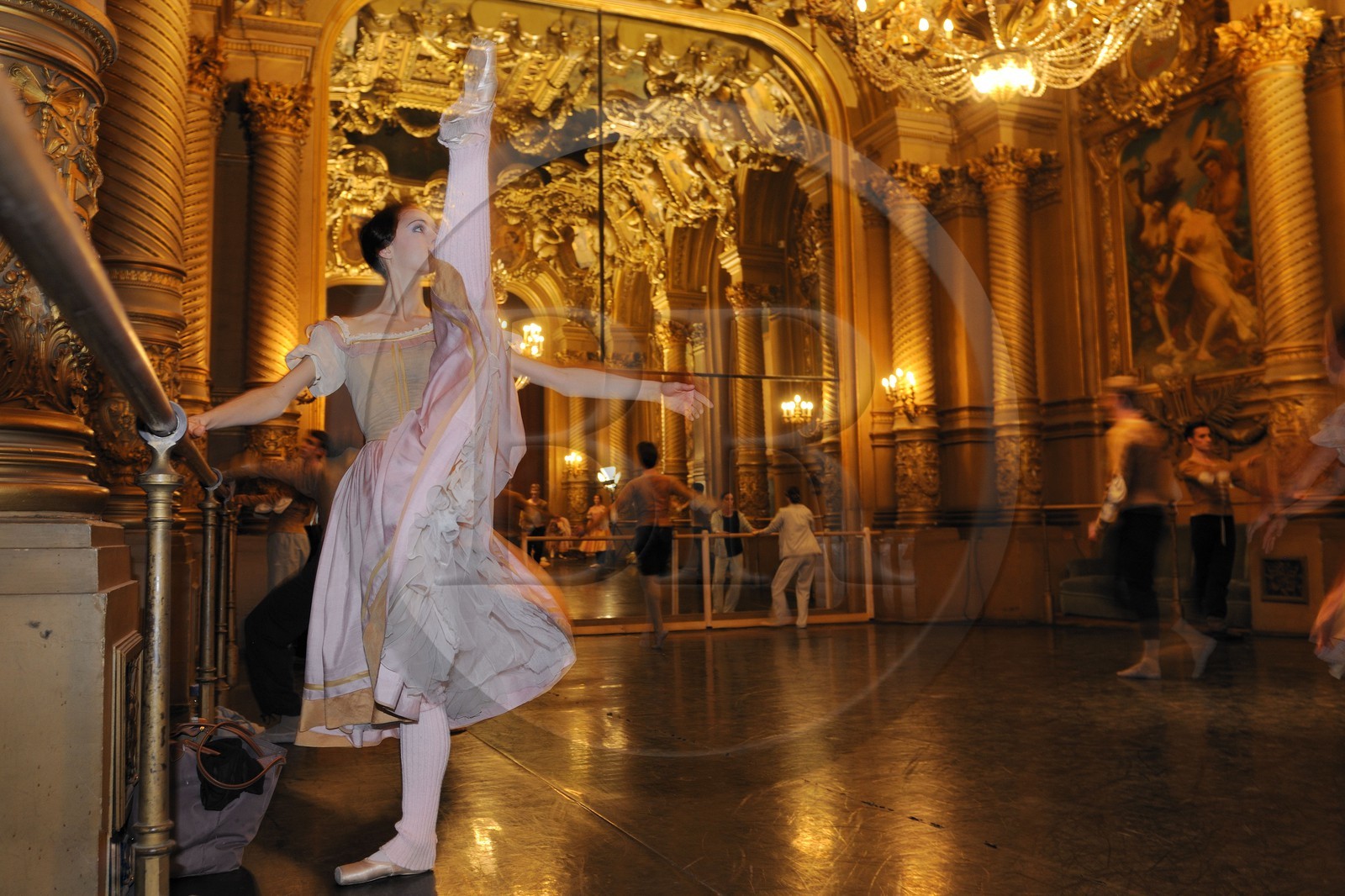 France, Paris (75), l'Opéra Garnier, ultimes échauffements avant d'entrer en scène dans le foyer de la Danse