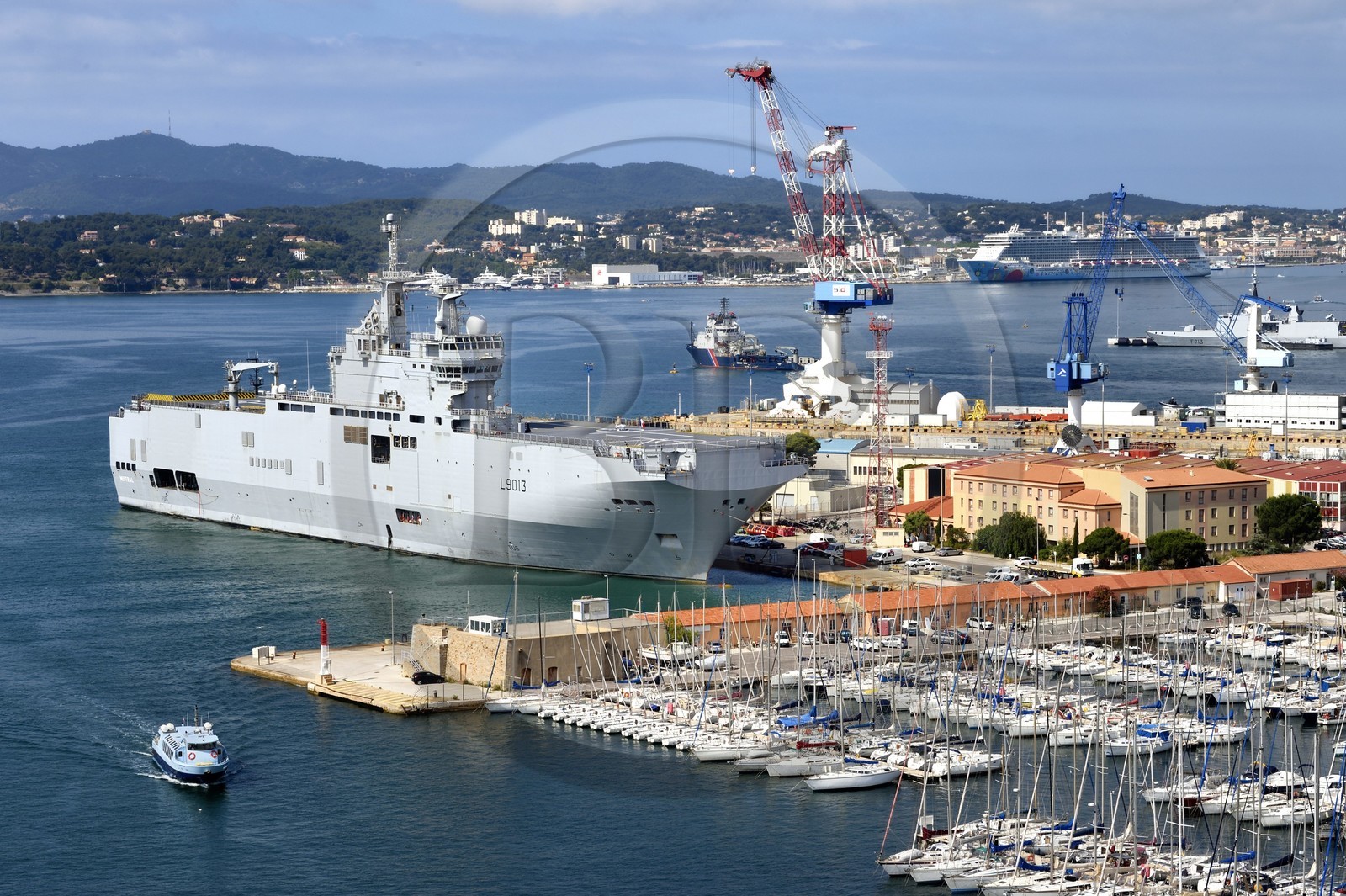 France, Var (83), Toulon, la base navale (Arsenal), le Mistral (L9013) est un porte-hélicoptères amphibie de la Marine nationale française