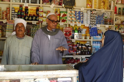 Egypte, Haute Egypte, désert libyque, oasis de Dakhla, village de Al-Qasr, épicerie