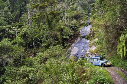 Philippines, province d'Ifugao, région de Banaue, jeepney (jeep allongée pour le transport de passagers) progressant sur une piste de montagne vers Cambulo