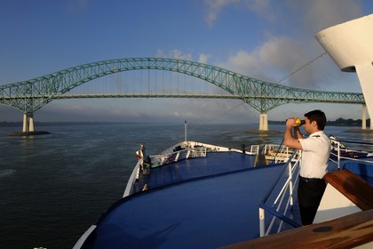 Canada, province de Québec, le pont sur le fleuve Saint-Laurent à Trois-Rivières depuis le bateau de croisière Princess Danaé