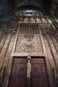 France, Bas-Rhin (67), Strasbourg, vieille ville classée au Patrimoine Mondial de l'UNESCO, la cathédrale Notre-Dame, la grande rose de la facade occidentale d'un diamètre de 13,60 m au dessus du portail central