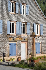 France, Vosges (88), Le Valtin, village de la haute-vallée de la Meurthe, facade de maison recouverte de tavaillons ou ancelles de bois servant à la protection contre les intempéries