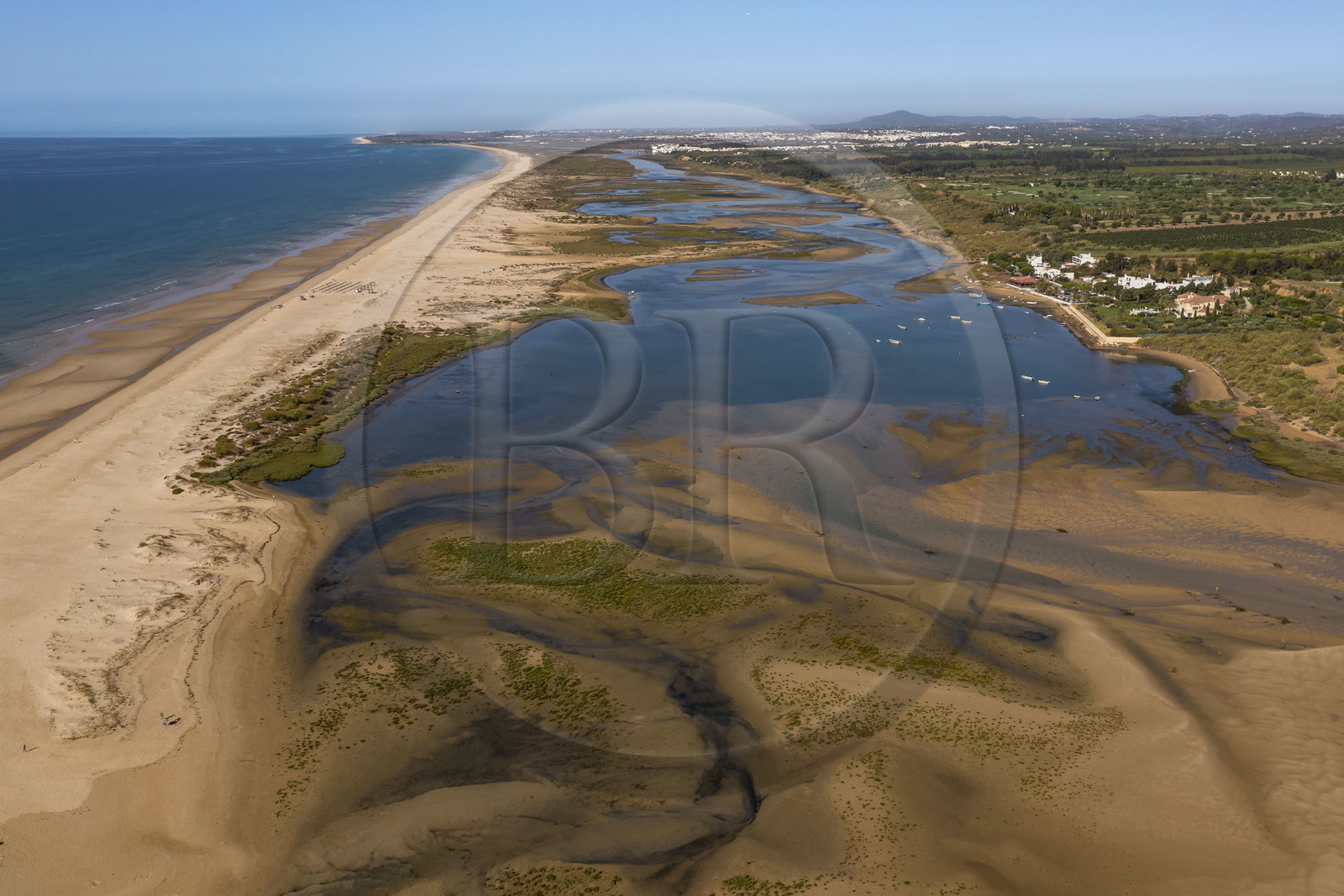 Portugal, Algarve, Parc Naturel de la Ria Formosa, Tavira, plage du village de Cacela Velha (vue aérienne)