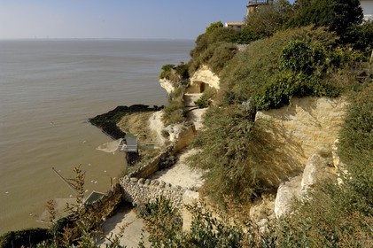 France, Charente-Maritime (17), Meschers-sur-Gironde, carrelets des grottes du Regulus