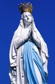 France, Hautes-Pyrénées (65), Lourdes, statue de la Vierge sur l'esplanade du rosaire