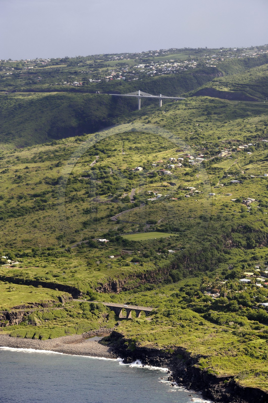 France, île de la Réunion, côte ouest, pont à haubans sur la route des Tamarins enjambant la Ravine Trois Bassins (vue aérienne)