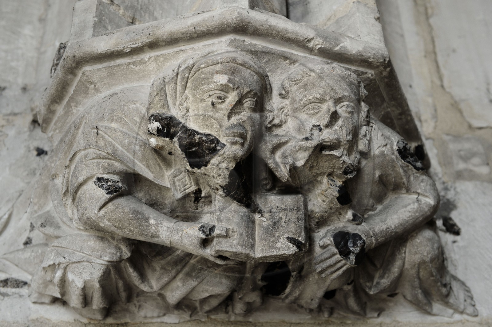 France, Seine-Maritime (76), Rouen, abbatiale Saint-Ouen (XIIème au XVème siècle), détail d'une colonne, pierre à silex de la vallée de la Seine utilisée à tort pour cette sculpture