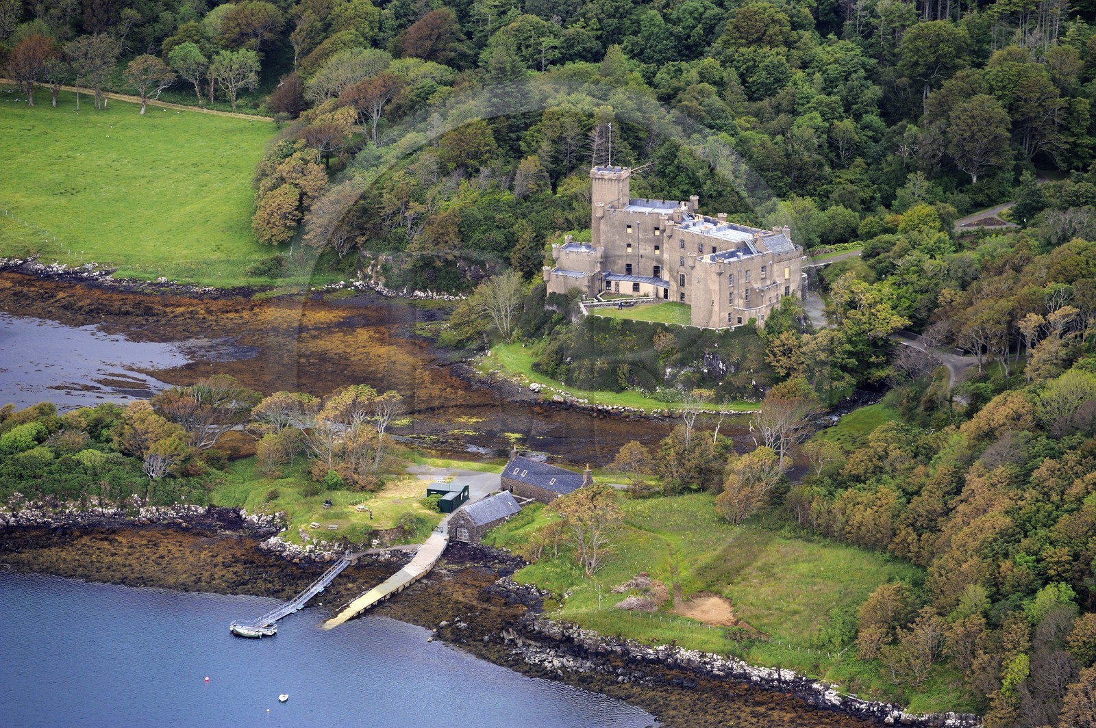 Royaume-Uni, Ecosse, Highland, Hébrides intérieures, Ile de Skye, chateau de Dunvegan du clan MacLeod (vue aérienne)