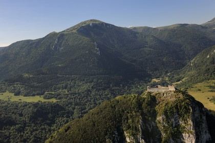 France, Ariège (09), Pays d' Olmes, château cathare de Montségur perché sur un pog et les Pyrénées