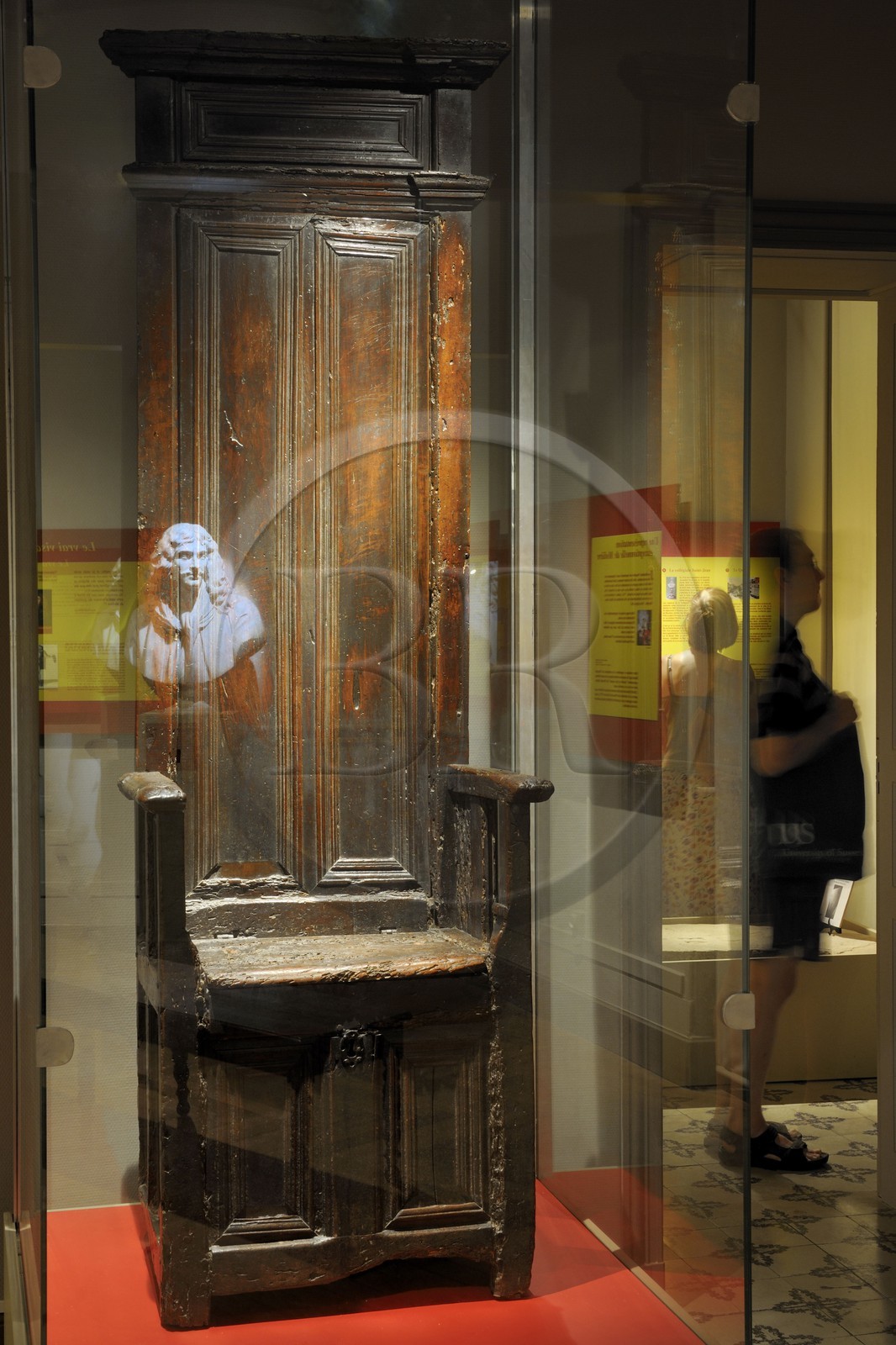 France, Hérault (34), Pézenas, vieille ville, hôtel Saint Germain, actuellement musée de Vulliod-Saint-Germain, le fauteuil de Molière de la boutique du barbier Gely et la copie du buste de Molière par Houdon