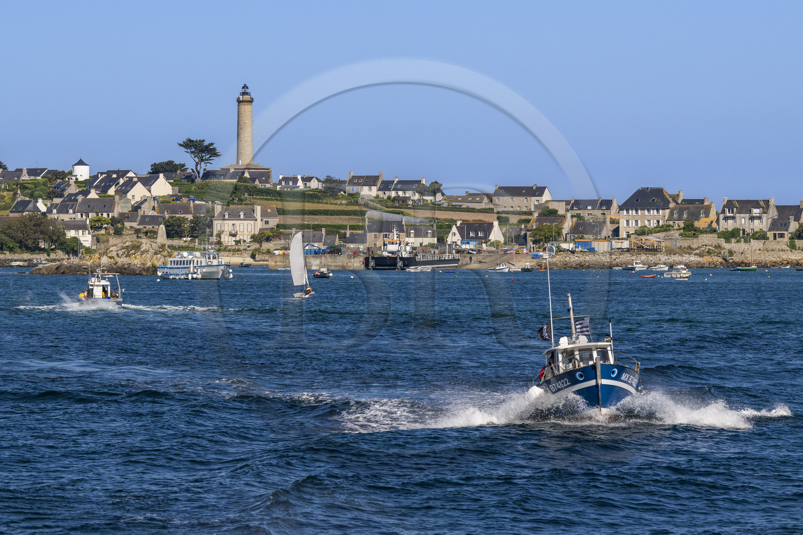 France, Finistère (29), Iles du Ponant, Ile de Batz, le Bourg et le phare en arrière plan