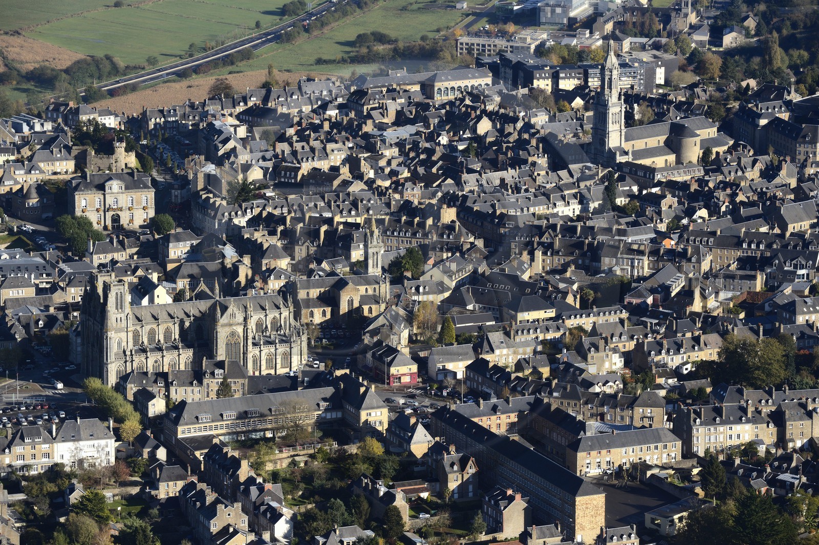 France, Manche (50), Avranches, l'église Notre-Dame-des-Champs et la Basilique Saint-Gervais en arrière plan (vue aérienne)