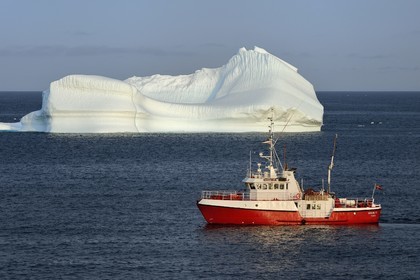 Groenland, cote ouest, baie de Baffin, Upernavik, le bateau de police Sisak IV avec un iceberg en arrière plan