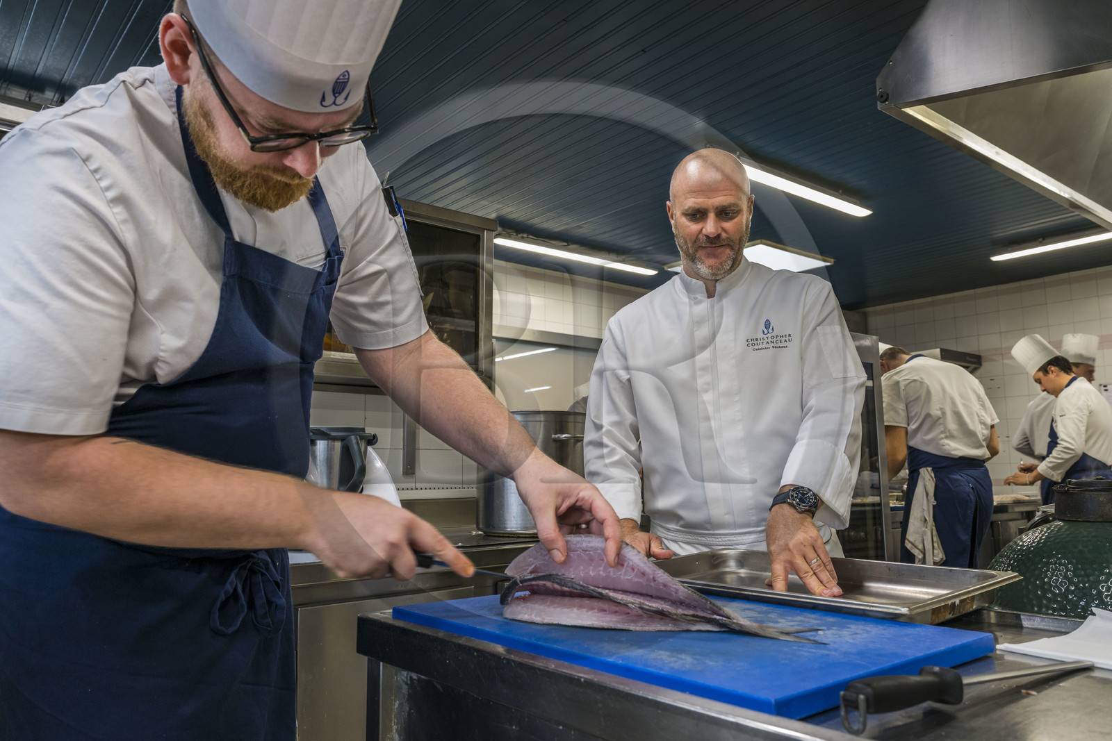 France, Charente-Maritime (17), La Rochelle, le chef étoilé Christopher Coutanceau dans les cuisines de son restaurant gastronomique 2 étoiles Michelin