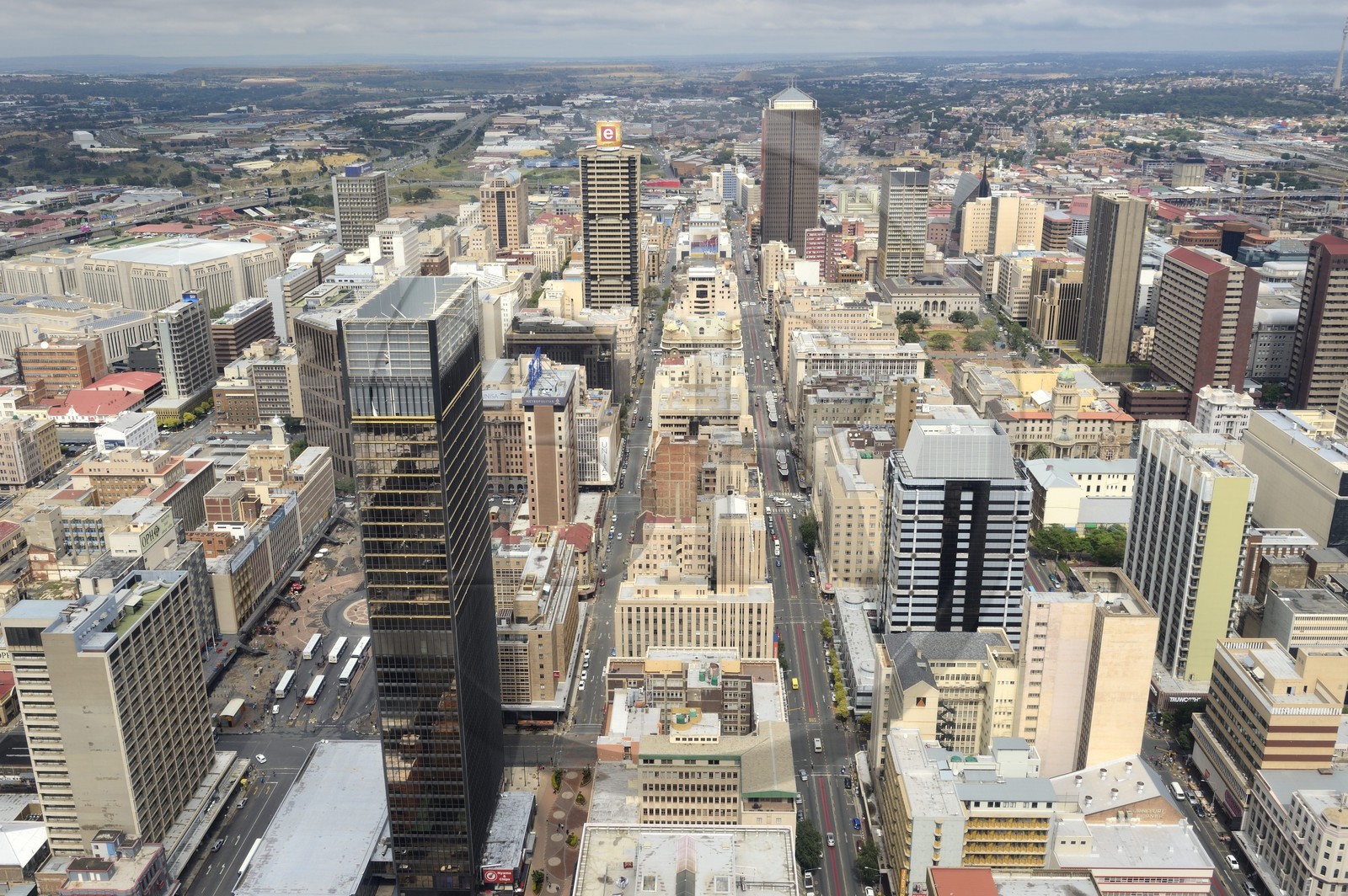 Afrique du Sud, province de Gauteng, Johannesburg, CBD (Central Business District), vue du centre ville depuis la tour du Carlton Center, Commissioner street et Main street
